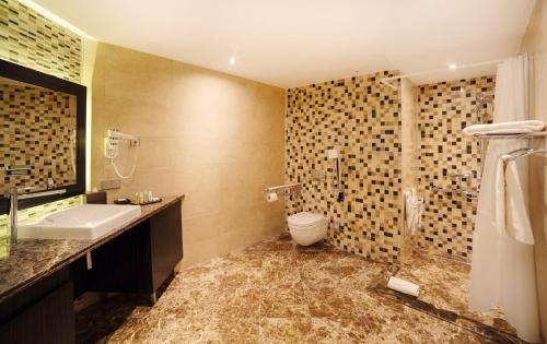 Double Room - Mobility Access with Roll-in Shower