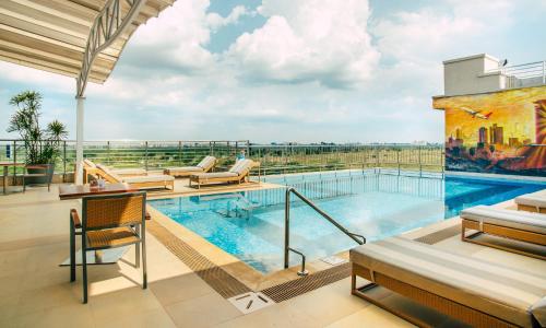 Swimmingpool, Crowne Plaza Nairobi Airport By IHG in Nairobi