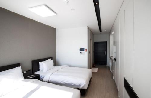 1 double bed, 1 twin bed