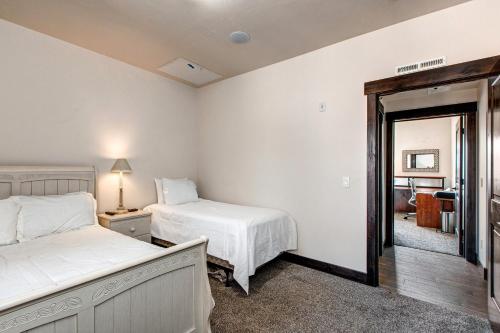 Luge Lane Luxury Living #2402 - image 8