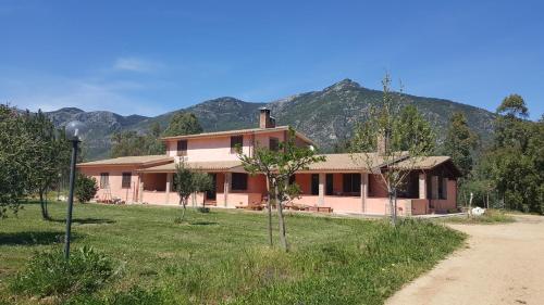 . Villa nel verde