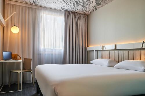 Ibis Montlhery Paris Sud - image 10