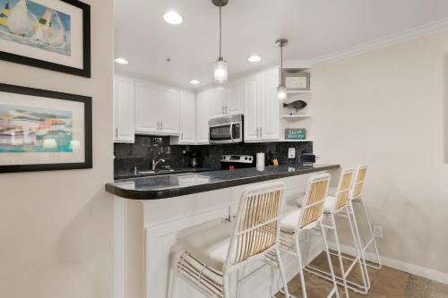All-Suite Pierside Retreat with Ocean-View Balconies condo - image 8