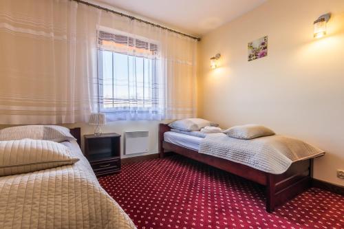 2 twin beds, 1 sofa bed