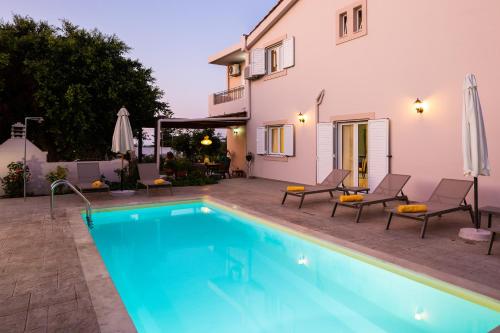  Carpe Diem-Luxury Villa with private pool in Ayía Paraskeví