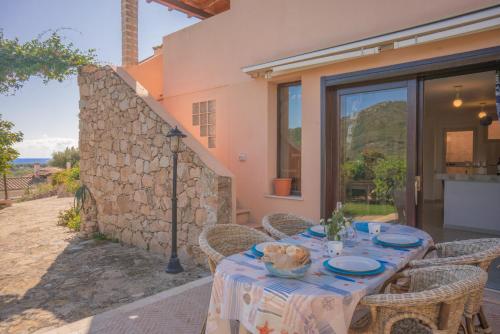 Villa Turchese . Chia . 3 bdr 2 bth . AC