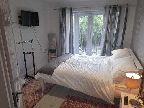 Penthouse Apartment FREE wi-fi & Parking Occasional Bed Available