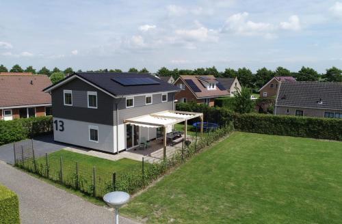  Große Familienvilla mit privat innen Jacuzzi & Sauna in Tzummarum