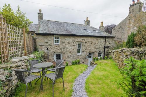 5 Star Cottage on the Green with Log Burner - Dog Friendly