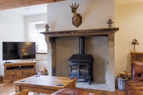 5 Star Cottage on the Green with Log Burner - Dog Friendly