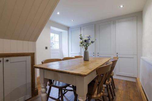 5 Star Cottage on the Green with Log Burner - Dog Friendly