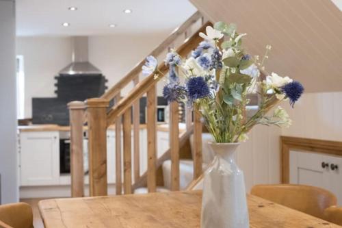 5 Star Cottage on the Green with Log Burner - Dog Friendly