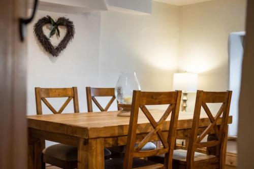 5 Star Cottage on the Green with Log Burner - Dog Friendly