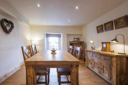 5 Star Cottage on the Green with Log Burner - Dog Friendly