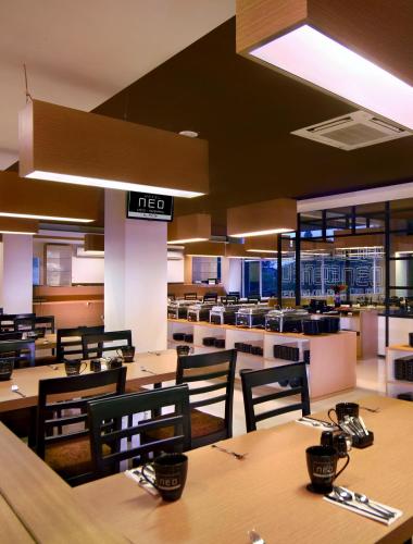 Restaurant, Hotel Neo Candi Simpang Lima - Semarang by ASTON in Candi