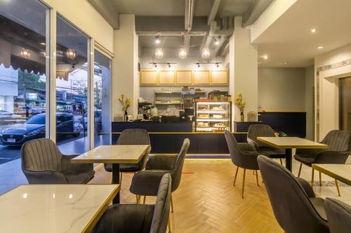 Restaurant, Montree Phuket Hotel in Phuket Town