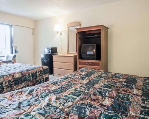 Rodeway Inn Maingate - image 11
