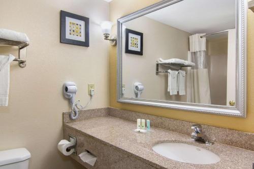 Quality Inn & Suites Union City - Atlanta South