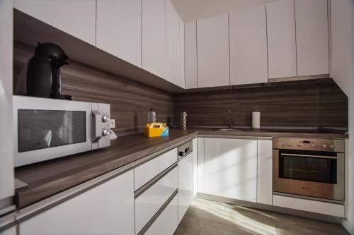 Stunning Newly Renovated Central Apartment - image 7