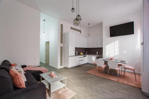 Stunning Newly Renovated Central Apartment