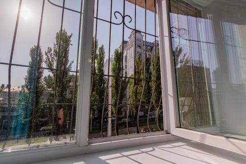 Big Jacuzzi  Sauna  Khreshchatyk apartments - image 3