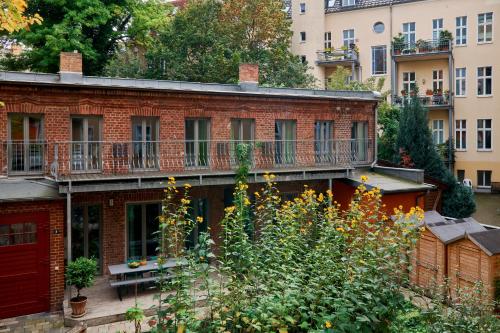 Beautiful Backyard Remise, Berlin (photo 3)