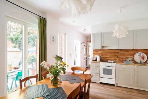 Beautiful and Cozy Remise for up to 6 Guests, Berlino (foto 7)