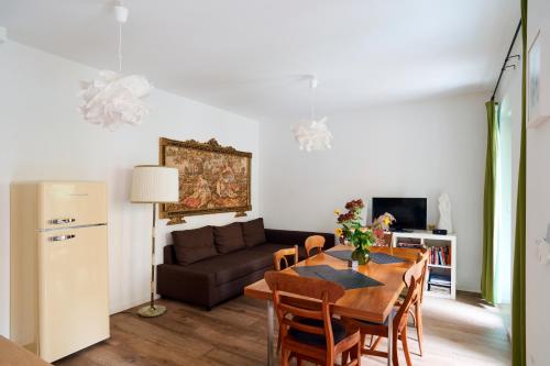 Beautiful and Cozy Remise for up to 6 Guests, Berlino (foto 8)