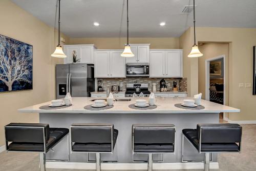 Lush Home with Harry Potter Room & Big Pool Area - CDC Standards 7ST477 in Davenport, USA
