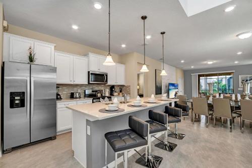 Lush Home with Harry Potter Room & Big Pool Area - CDC Standards 7ST477 in Davenport, USA