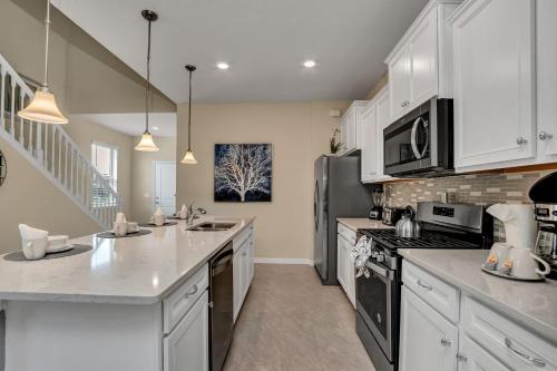 Lush Home with Harry Potter Room & Big Pool Area - CDC Standards 7ST477 in Davenport, USA