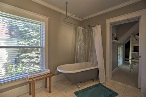 Dtwn Lake Geneva Home, Walk to Beach and Restaurants in 迪爾菲爾德