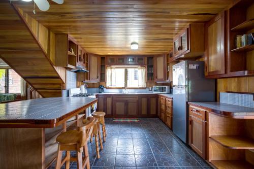 ห้องครัว, Driftwood Gardens Guesthouse in พลาเซนเซีย