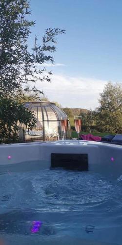 Les nuits insolites de la mothe - hébergement en bulle ou tiny house avec spa privatif chambre d'hôte Le Casteldo et Spacifique