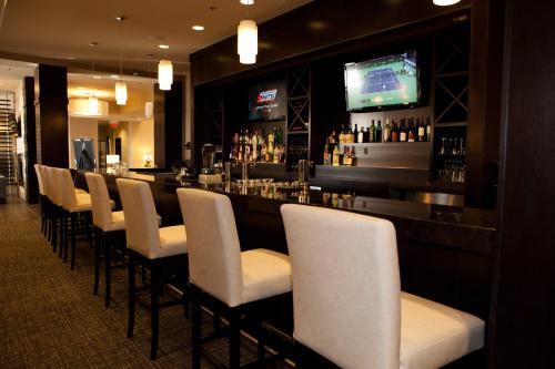 Holiday Inn & Suites Red Deer South By IHG - 바/라운지
