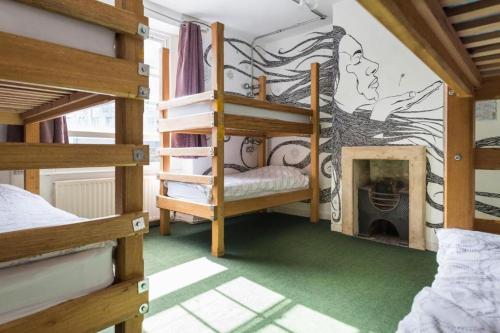 The Full Moon Backpackers Room Type - Bunk Bed in Female Dormitory Room sleeps 6