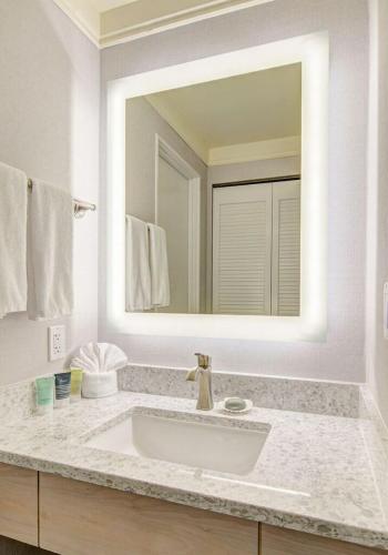 Classic Two Bedroom 1 King & 2 Doubles Top Floor - No Pets Allowed