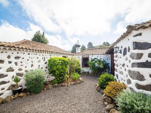  Authentic holiday home full of character with lots of privacy and stunning view, Pension in El Amparo