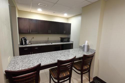 Holiday Inn Express Pittsburgh West - Greentree, an IHG Hotel