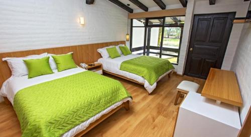 2 queen beds