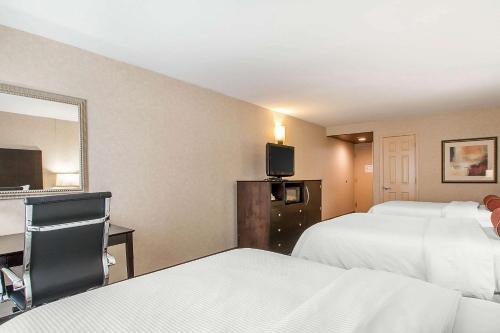 Clarion Inn Elmhurst - Oak Brook Near I-88, I-290, I-294