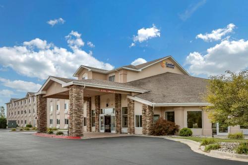 . Comfort Inn & Suites Dimondale - Lansing