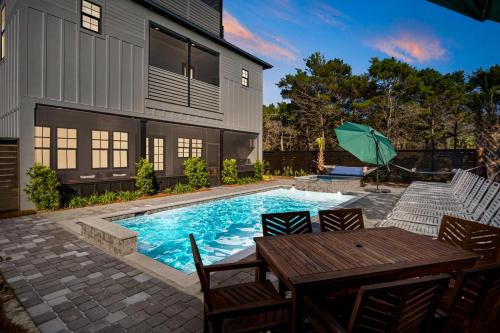 High End Luxury Brand New Home- Private Pool and Hot Tub! Free 6 Seat Golf Cart!