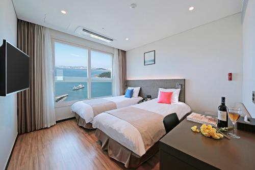 Deluxe Twin Room with Sea View