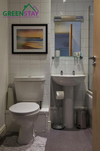 Clarence Court Newcastle by Greenstay Serviced Accommodation - 1 Bed Apartment Ideal For Business Travellers Essential Workers Relocations - Parking Netflix Wi-Fi - image 12