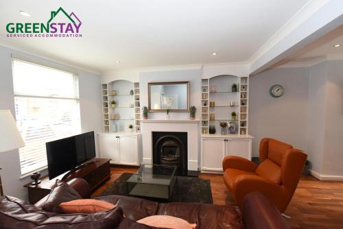 Honeysuckle House Chester by Greenstay Serviced Accommodation - Stunning 3 Bedroom House which sleeps 6 City Centre Location with Netflix & Wi-Fi - image 3