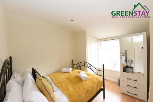 Honeysuckle House Chester by Greenstay Serviced Accommodation - Stunning 3 Bedroom House which sleeps 6 City Centre Location with Netflix & Wi-Fi - image 9