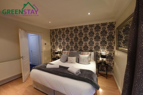 Honeysuckle House Chester by Greenstay Serviced Accommodation - Stunning 3 Bedroom House which sleeps 6 City Centre Location with Netflix & Wi-Fi - image 8