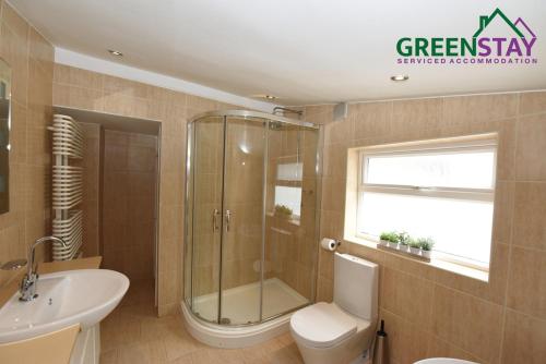 Honeysuckle House Chester by Greenstay Serviced Accommodation - Stunning 3 Bedroom House which sleeps 6 City Centre Location with Netflix & Wi-Fi - image 5