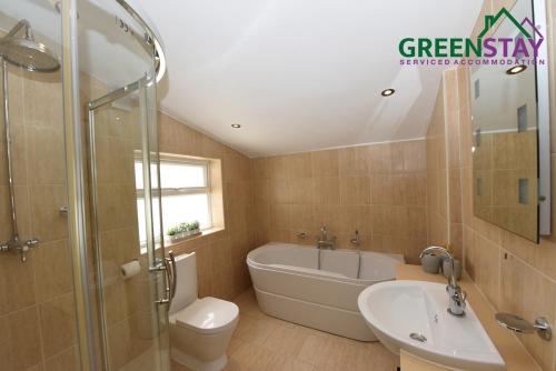 Honeysuckle House Chester by Greenstay Serviced Accommodation - Stunning 3 Bedroom House which sleeps 6 City Centre Location with Netflix & Wi-Fi - image 4